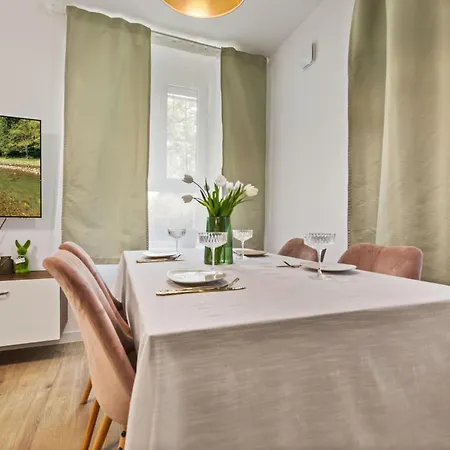 Garden Apartman - With Parking ברטיסלאבה